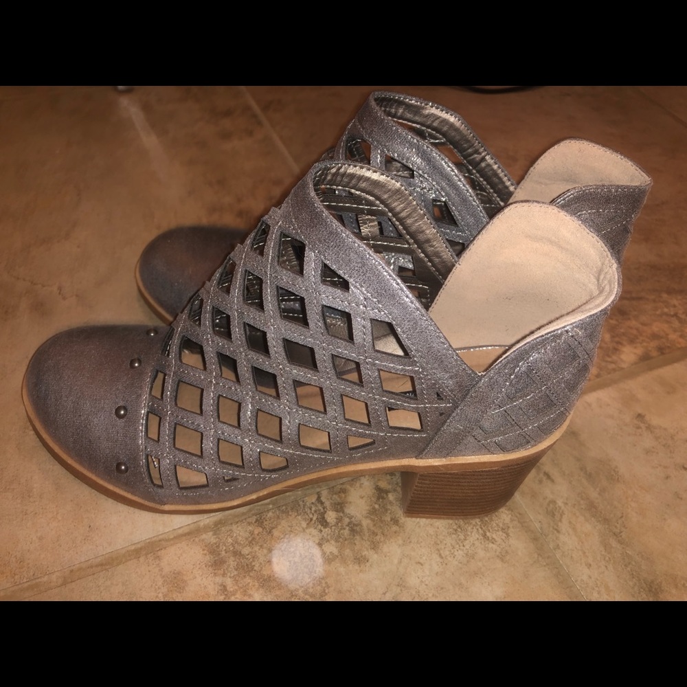 New Michael Antonio pewter booties